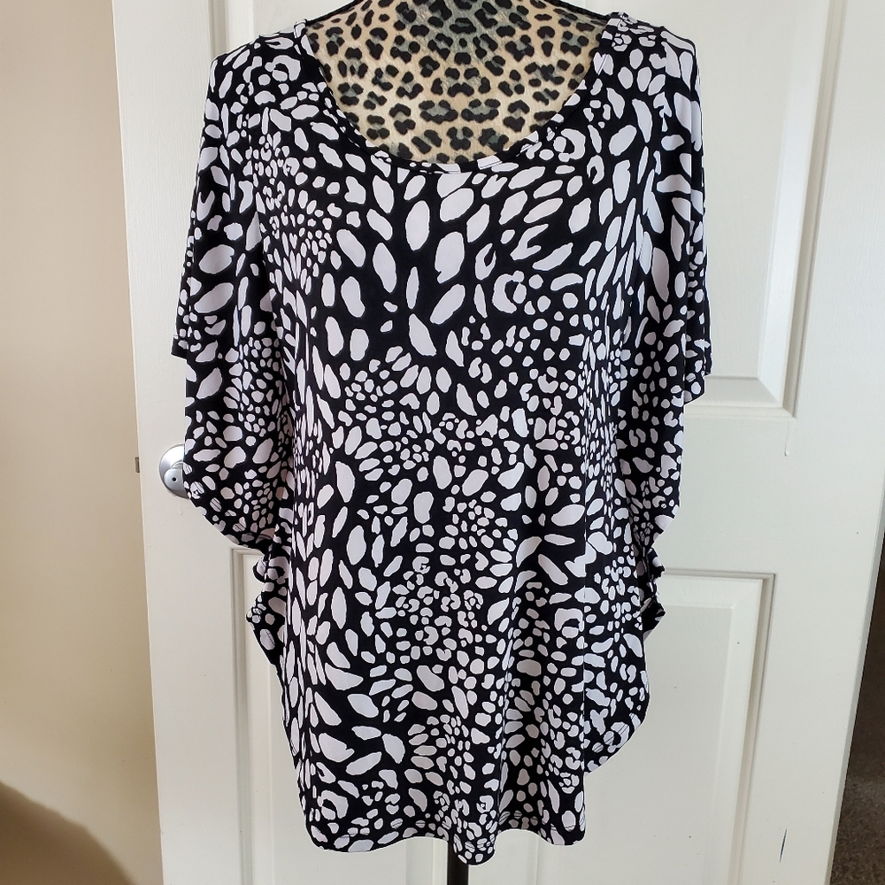 Rafaella ShortSlevve Black & White Animal Print Top ~ Pre-Owned Sz S